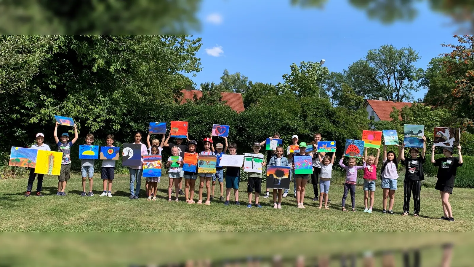 Am ersten Tag des Projekts gestalteten die Kinder und Jugendliche Leinwände mit Acryl. (Foto: Heike Kronseder)