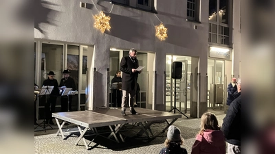 Zum Auftakt des gemeinsamen Adventssingens wird Bürgermeister Piet Mayr eine Weihnachtsgeschichte lesen. (Foto: Butscher)