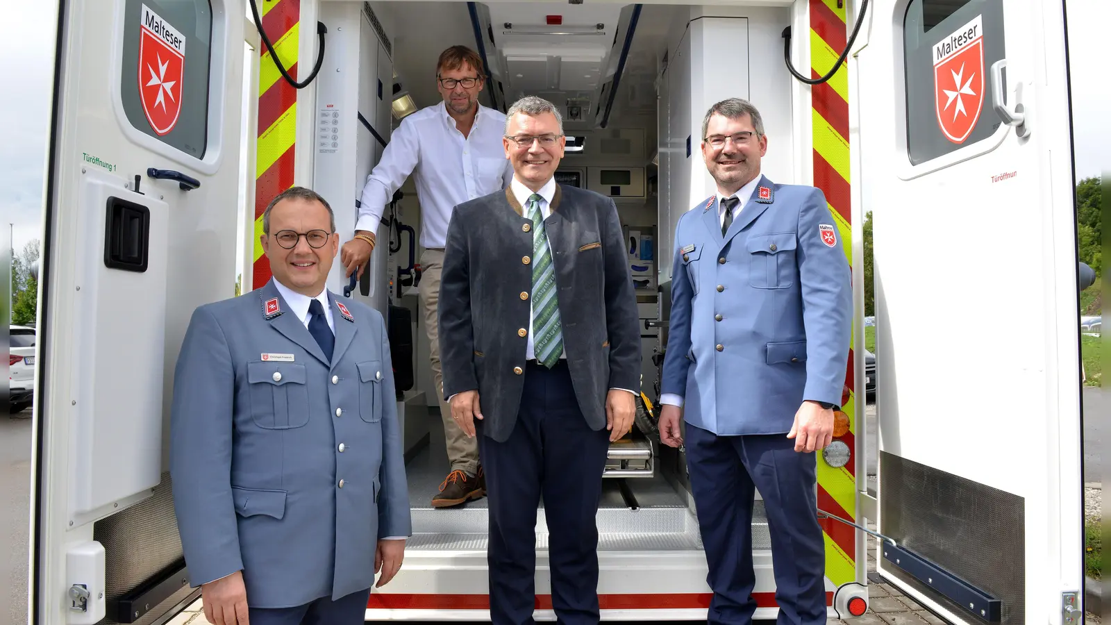 Freuen sich über die neue Rettungswache (v.l.): Christoph Friedrich, Diözesan- und Landesgeschäftsführer der Malteser, Wolfgang Bremberger, Leiter der Malteser Rettungswache, Staatsminister Dr. Florian Herrmann, MdL, und Herbert Eder, Bezirksgeschäftsführer der Malteser im Bezirk Ost-Oberbayern. (Foto: Bayerische Staatskanzlei)