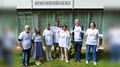 Der Förderverein hat die magische Zahl von 50 Mitgliedern überschritten und die neuen Mitglieder zu einer kleinen Feierstunde eingeladen. (Foto: Gemeindebücherei Vaterstetten)