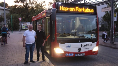 Startklar für die Partybus-Tour durch Freising (v.l.): Fahrer Xhevdet Hoti und Mobilitätsbeauftragter Dominik Fuchs (Foto: Stadt Freising)
