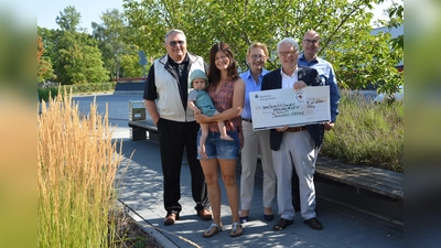 Bürgerstiftung im Landkreis Erding (v.l.) Georg Scharl und Janine Altheimer mit Sohn Kilian, Vorstand Förderverein KLE e. V. Maria Els und Dr. Ludwig Rudolf, Klinikdirektor Dr. Dirk Last. (Foto: LRA Erding)