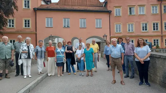 Mit einem Ausflug ins Wasserschloss in Taufkirchen an der Vils bedankte sich die Cartias bei ihren Helfern. (Foto: Caritas)