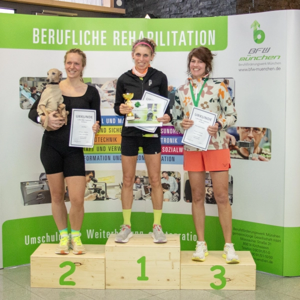 Gewinnerin im Hauptlauf Frauen (v.l.: Lisa Sting (Platz 2), Kerstin Esterlechner (Platz 1) und Anne-Sophie Kramer (Platz 3). (Foto: BFW München)