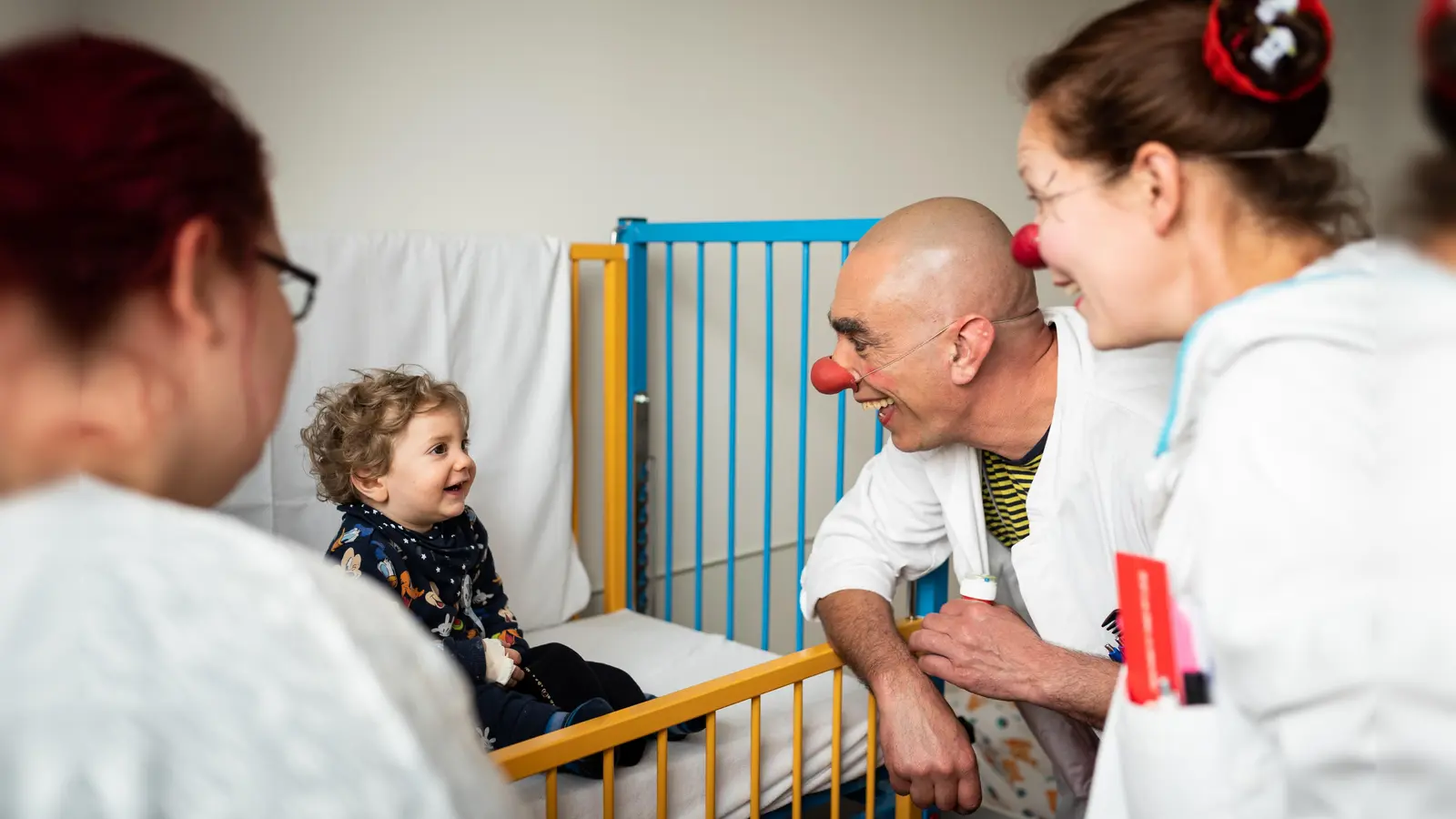 Kranken und pflegebedürftigen Menschen ein Lachen schenken - das ist die Aufgabe der KlinikClowns. (Foto: Sebastian Höhn)