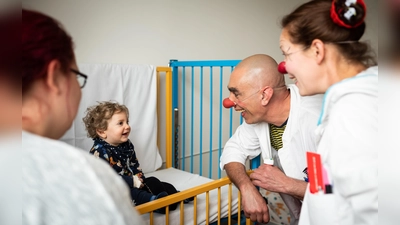 Kranken und pflegebedürftigen Menschen ein Lachen schenken - das ist die Aufgabe der KlinikClowns. (Foto: Sebastian Höhn)