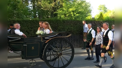 Die Hochzeitskutsche vor der Landkreis-Prominenz beim Volksfestauftakt. (Foto: Otto Hartl)