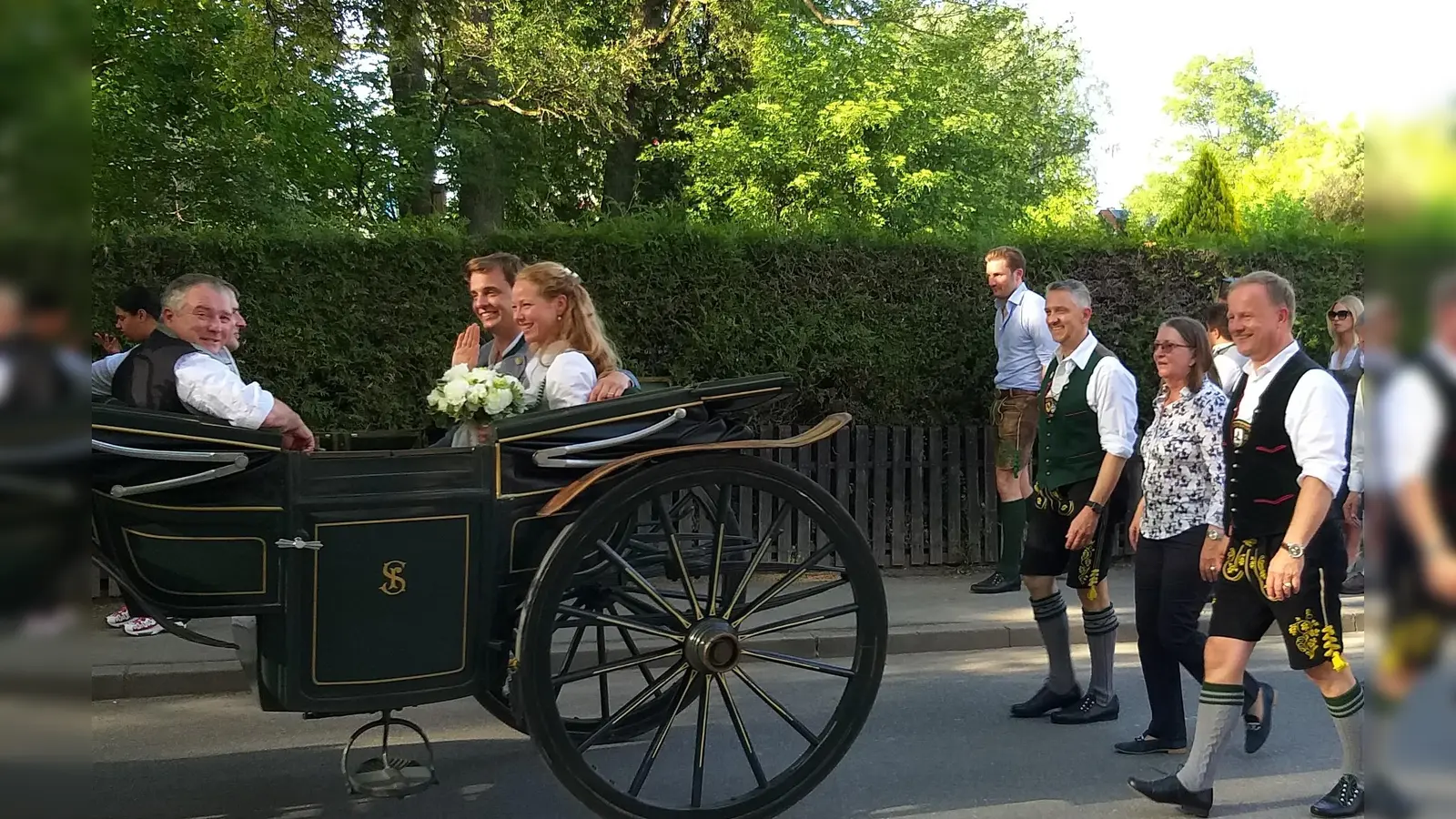 Die Hochzeitskutsche vor der Landkreis-Prominenz beim Volksfestauftakt. (Foto: Otto Hartl)