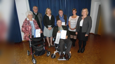 VdK Kreisvorsitzende Doris Rauscher (3.v.li) und Plienings 2.Bürgermeister Franz Bürghart (2.v.li) ließen es nicht nehmen den drei anwesenden Mitgliedern des VdK-Ortsverbandes Pliening zu ihren Auszeichnungen zu gratulieren: v.li.n.re Ingrid Helmrich, Waldemar Stockinger, dahinter: Alfred Wozasek. Gratuliert haben auch die Stellvertretende OV Hannelore Widl und OV Angelika Diefenthaler. (Foto: Georg Rittler)