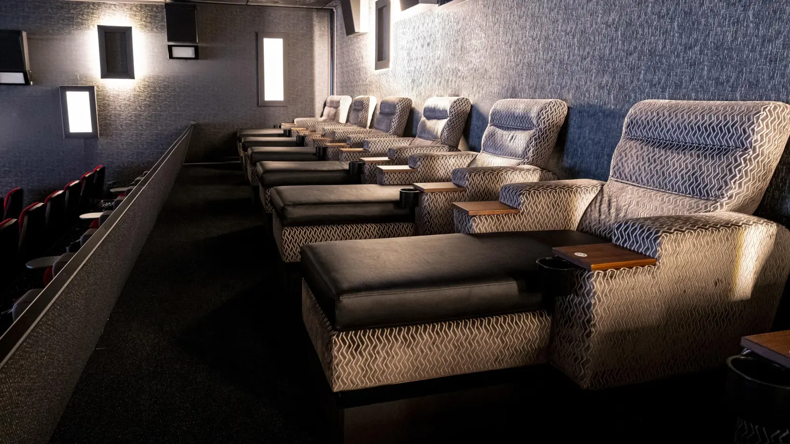 So wie hier in Passau kann man demnächst auch im Erdinger Cineplex stilvoll vor der großen Leinwand fläzen. (Foto: Cineplex)