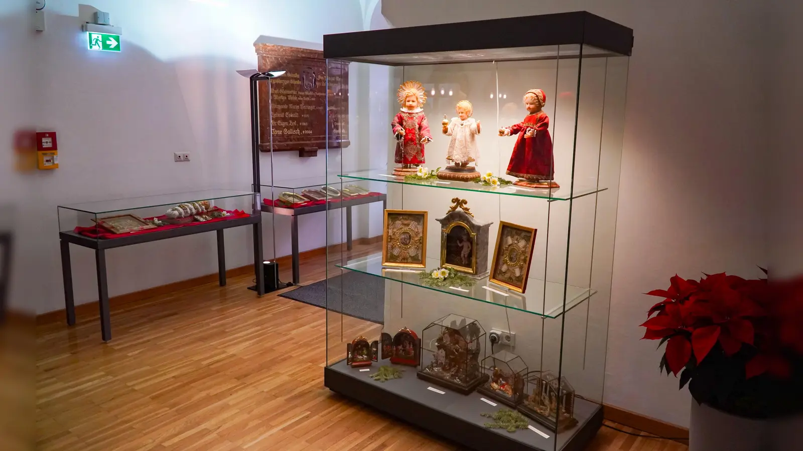 Klosterarbeiten, Christkindl und Krippen sind in einer Ausstellung im Rathaus zu sehen. (Foto: Felix Matthey)