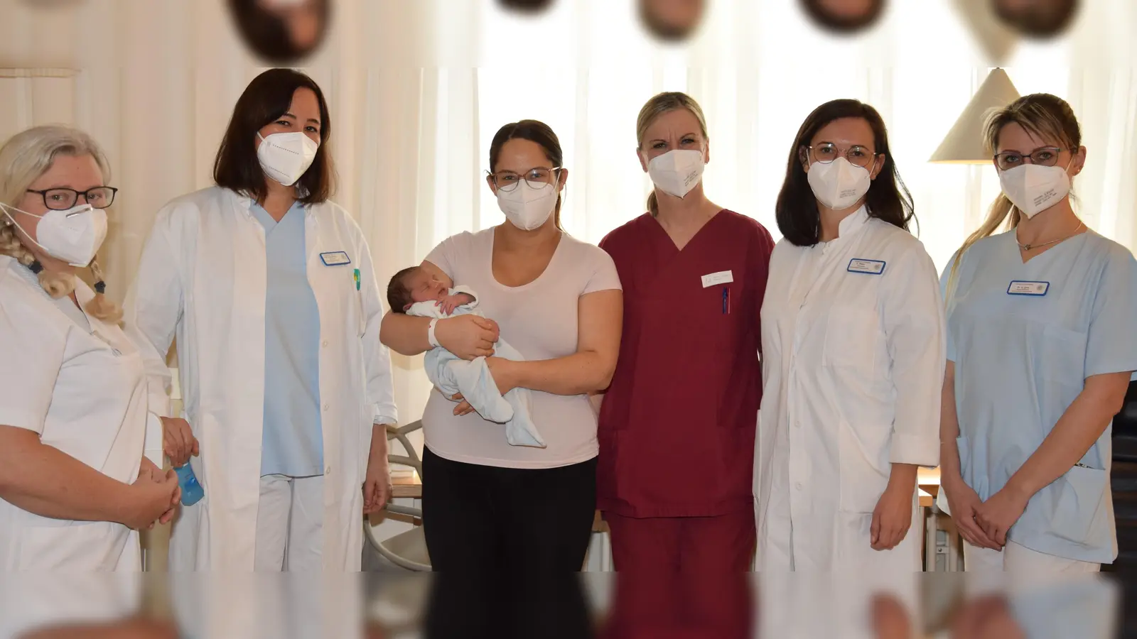 Marion Bartels und Chefärztin Dr. Helen Budiman gratulieren Nicole Perlak zur Geburt von Diyan gemeinsam mit Hebamme Ninette Schlich, Oberärztin Carla Maier und Assistenzärztin Dr. Edina Zelei (von links). (Foto: Kreisklinik)