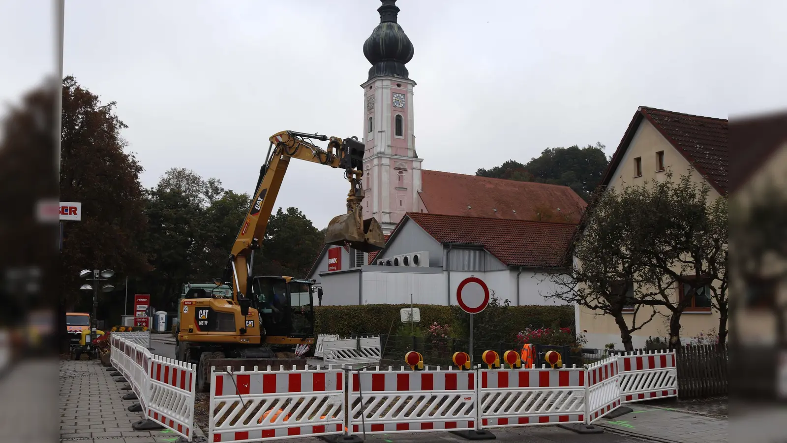 Die Strogenstraße in Wartenberg wird wieder zu einer Dauerbaustelle: In drei Abschnitten wird die gesamte Strecke komplett neu hergerichtet. (Foto: kw)