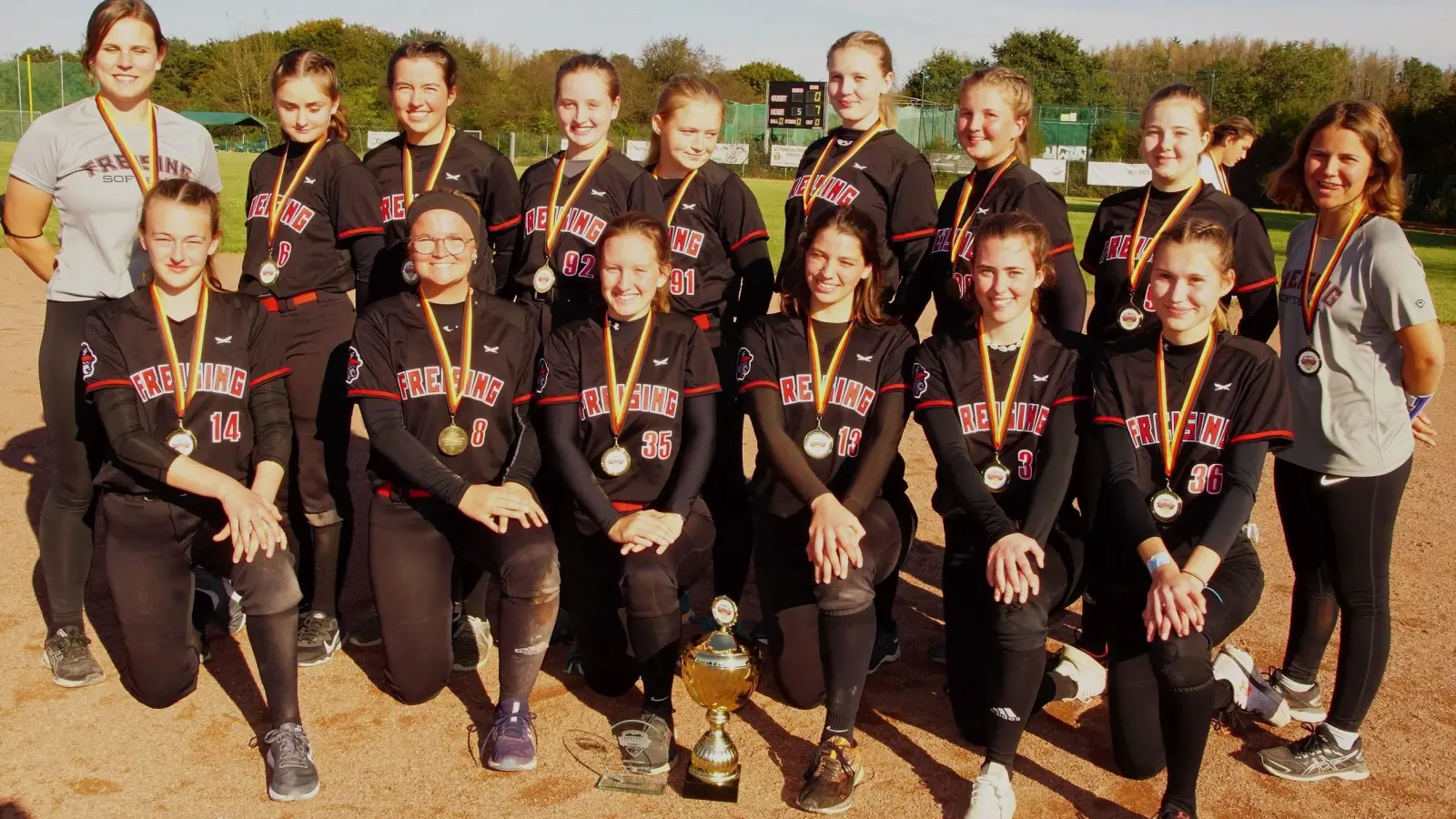 Die erfolgreichen Juniorinnen (jeweils v.l.n.r.): Hinten: Rebecca Hillebrand, Sarah Thürmer, Laura Krüger, Judith Birkl, Zoe Weßelborg, Karla Mitzscherling, Elisabeth Buchwald, Nina Mann, Chiara Steffen Vorne: Sophia Thürmer, Franca Brosch, Mara Sandner, Lioba Biswas, Teresa Vanah, Laura Hart (Foto: Bert Brosch)