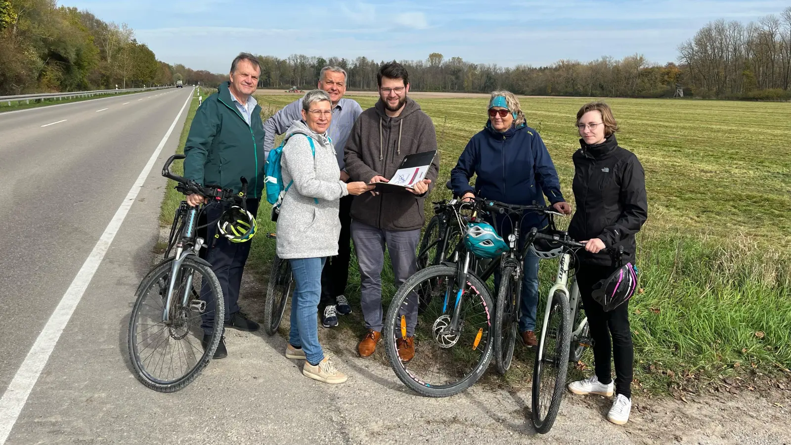 Robert Wäger (Kreisrat Freising), Judith Mayerhanser (Kreisrätin Freising), Franz Heilmeier (Bürgermeister Neufahrn), Johannes Becher (Landtagsabgeordneter), Angelika Pflügler (Gemeinderätin Eching), Joana Bayraktar (Kreisrätin Freising) machten sich ein Bild. (v.li.) (Foto: Grüne Kreistagsfraktion Freising)