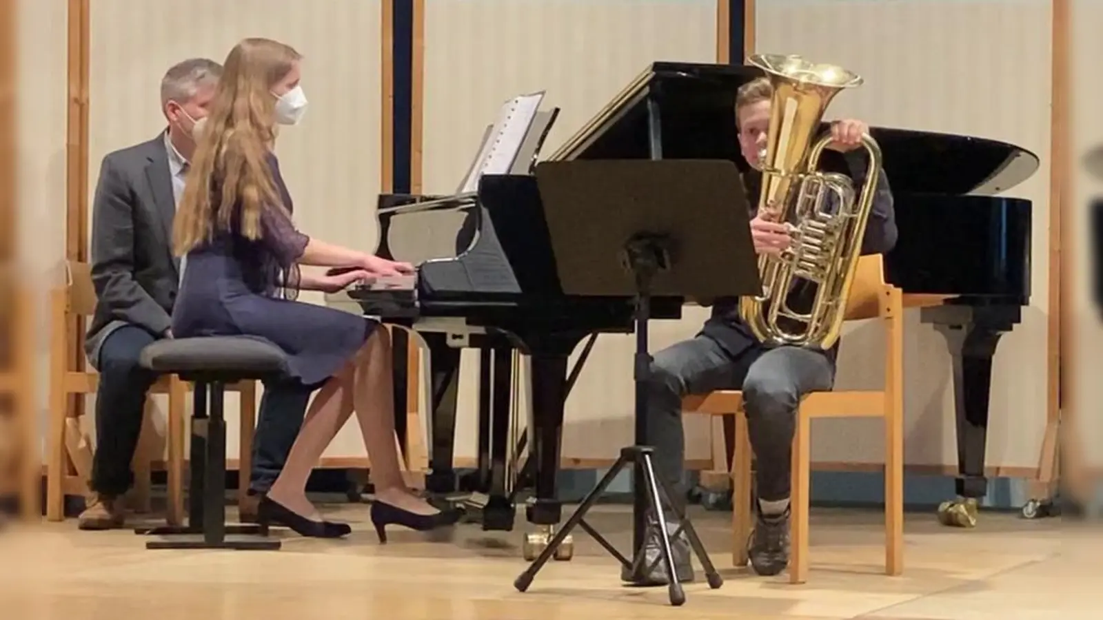 Carina und Marius Castell bei einem Vorspiel zur Vorbereitung auf den Wettbewerb im Pavillon der Musikschule. (Foto: pr)