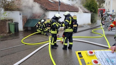 Unter schwerem Atemschutz wurde im April ein Brand in Markt Schwaben gelöscht. (Foto: FFW Ottenhofen)