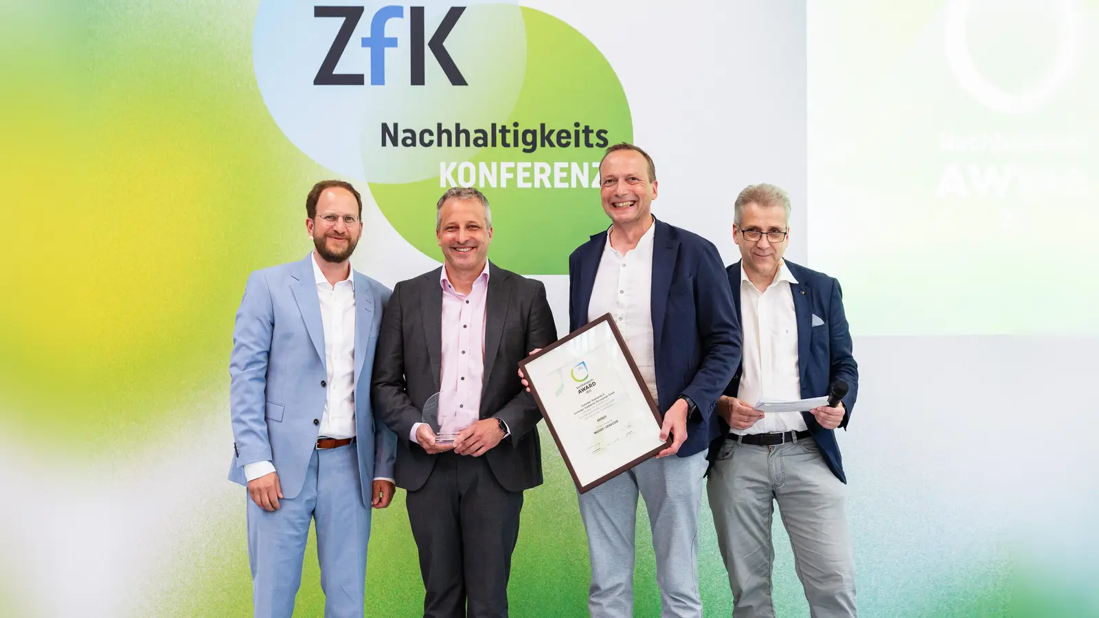 v.l.: Carsten Wagner, VKU Verlag, Dominik Schwegler, Andreas Voigt, beide Freisinger Stadtwerke, Hans-Peter Hoeren, Zeitung für kommunale Wirtschaft (ZfK) (Foto: Lena Wagner/VKU Verlag)