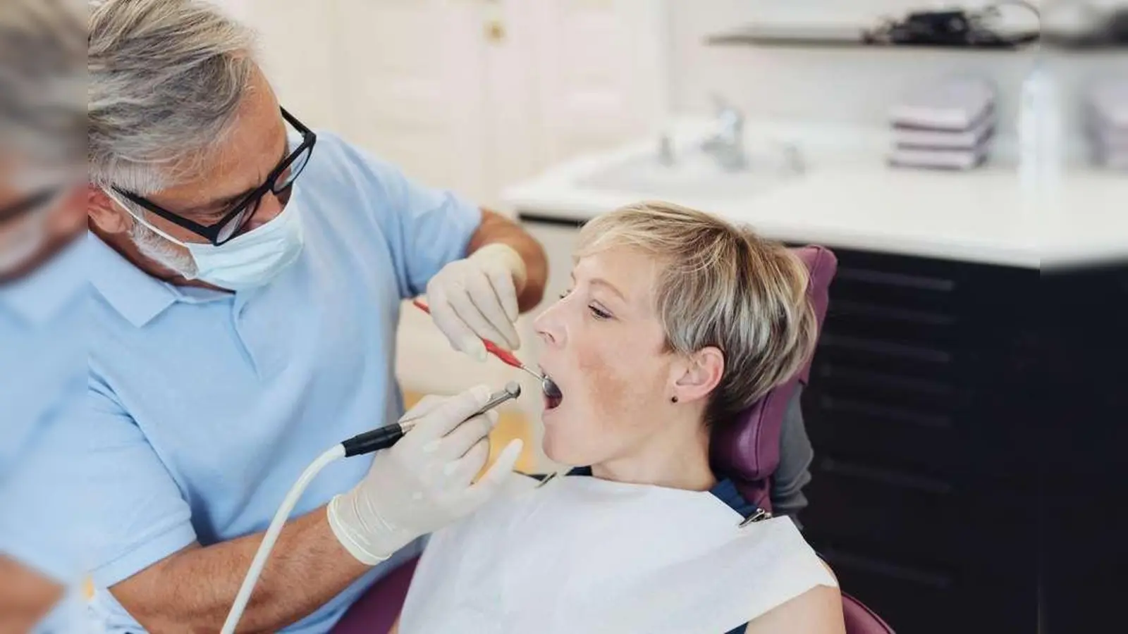 Selbst die beste Zahnpflege kann nicht verhindern, dass im Laufe der Zeit kleinere oder größere Reparaturmaßnahmen erforderlich sind. (Foto:  djd/Nürnberger Versicherung/Getty Images/stockfour)