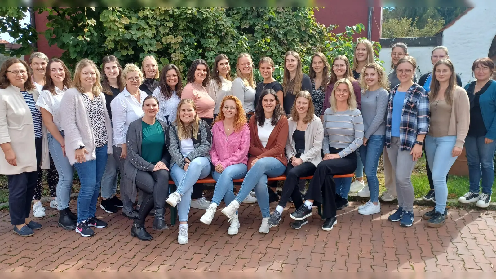 Studierende und Lehrkräfte des Studiengangs Hauswirtschaft mit der stellvertretenden Schulleiterin Helga Bauschmid (1. von links). (Foto: AELF Ebersberg-Erding)