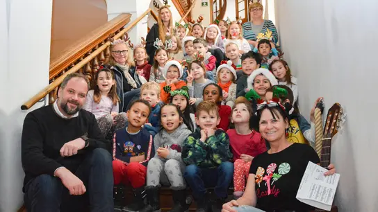 Traditioneller Weihnachtsbesuch: OB Eschenbacher (vorn l.) mit den Vorschulkindern und ihren Erzieherinnen. (Foto: Stadt Freising)