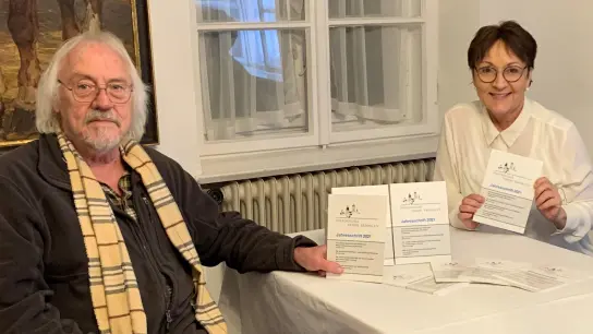 Rudi Koller (li.) präsentiert mit der Vereinsvorsitzenden Heike Kronseder seinen Beitrag für die Jahresschrift. (Foto: Historischer Verein Erding)