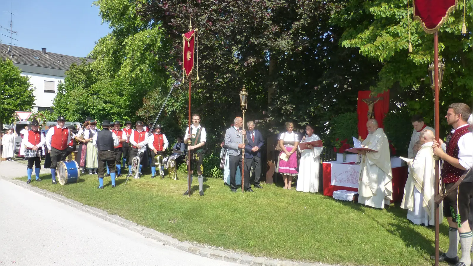 Auch in Pliening wird heuer das Fronleichnamsfest mit einem Umzug gefeiert. Der Gottestdienst findet an an der Heilig Kreuz Kirche statt. (Foto: Georg Rittler)