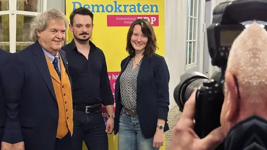 Helmut Markwort, Timo Ecker und Frauke-Sophie Niesken (v.l.) bilden zusammen mit Susanne Hartmann (nicht im Bild) das Kandidaten-Team der Freisinger FDP.  (Foto: cba)