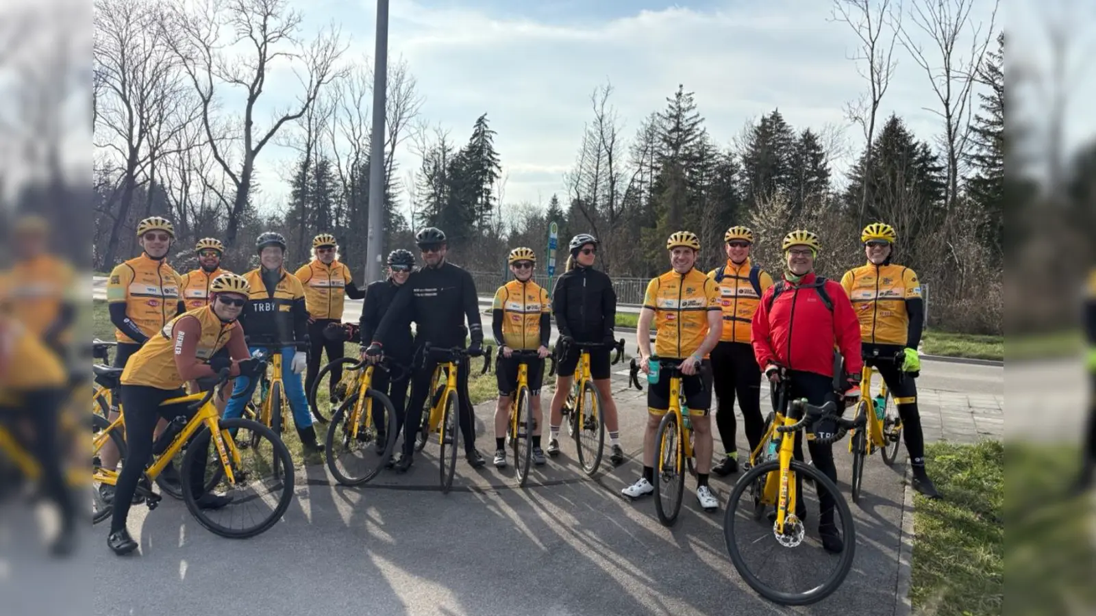 Das erste Training mit einem Teil des Teams auf den neuen, gelben Bianchi Bikes. (Foto: Weiler)