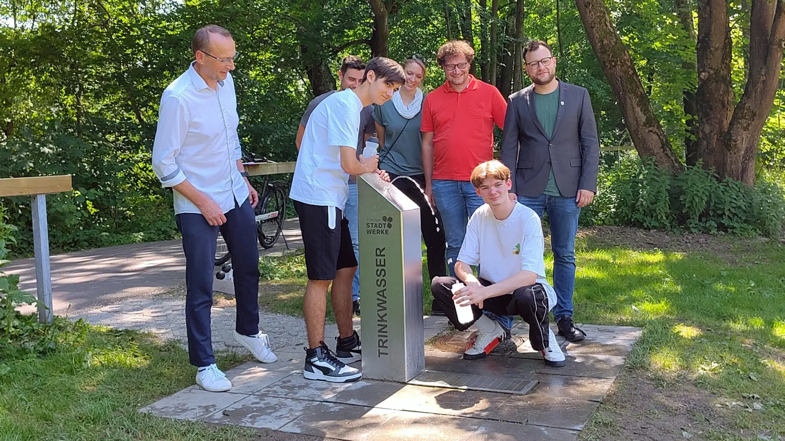 Wasser für alle! Der neue Trinkbrunnen am Spielplatz neben dem Skatepark ist in Betrieb und kommt sehr gut an. (Foto: Freisinger Stadtwerke)