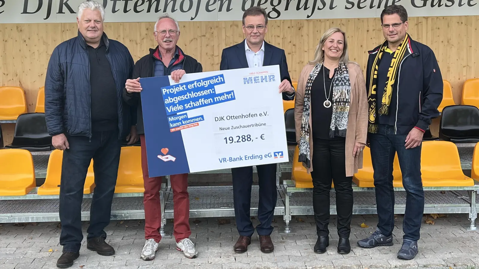 Franz Zehetmeier und Franz Fuchs, Kassier (beide DJK Ottenhofen), Josef Kern,, stv. Vorstandsvorsitzender VR-Bank Erding, Sabine Knust, Marketing und Projektbetreuung VR-Bank Erding, Marco Raacke, Projektleiter DJK Ottenhofen. (v.li.) bei der Übergabe. (Foto: VR Bank)
