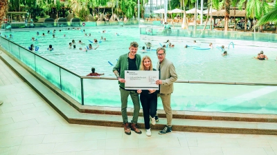 Spendenübergabe mit (v.l.): Lukas Becker (Stellv. Vorsitzender Schneider Hof e.V.), Carina Koch (Marketing Assistenz Therme Erding), Marcus Maier (Prokurist und Geschäftsleiter Therme Erding). (Foto: Therme Erding)