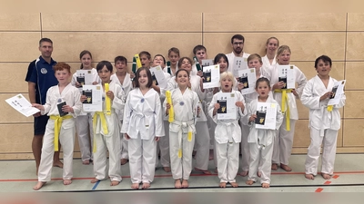 Prüfer Michael Wolfsteiner, Träger des sechsten DANs, überreichte jedem der Prüfungsteilnehmer die Urkunde mit dem neuen Gürtelgrad. (Foto: Lukas Attlfellner)