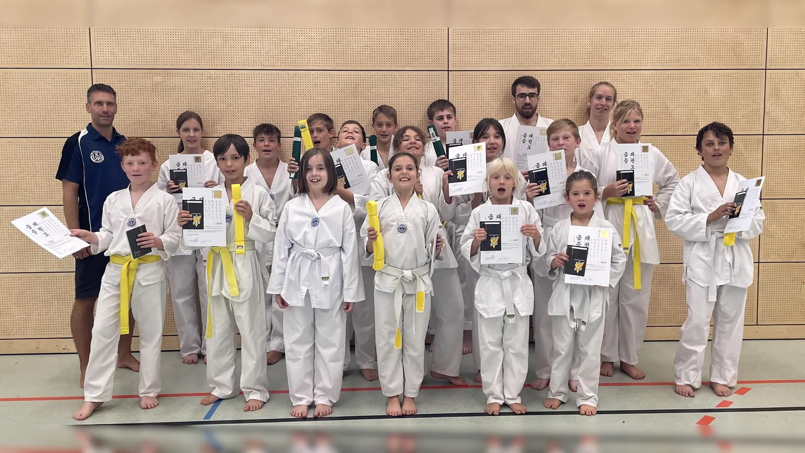 Prüfer Michael Wolfsteiner, Träger des sechsten DANs, überreichte jedem der Prüfungsteilnehmer die Urkunde mit dem neuen Gürtelgrad. (Foto: Lukas Attlfellner)