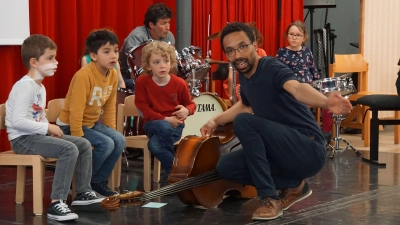 Voller Begheisterung schauen sich die Kinder alles ganz genau an. (Foto: Musikschule Freising)