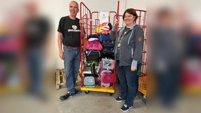 Ein Spenden-Highlight sind jede Menge Schulranzen, die zum neuen Schuljahr an bedürftige Kinder verteilt werden. (Foto: Flüchtlingshilfe Erding)