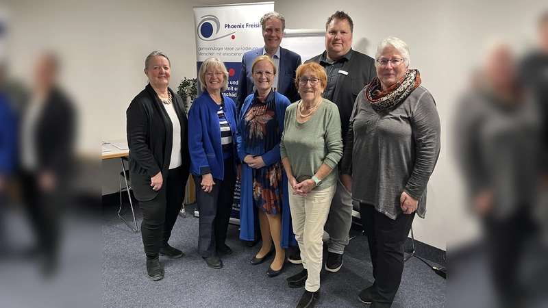 Hinten Dr. Johannes Pichler, Dominik Wieczoreck<br>Elisabeth Wust, Inge Thaler, Tanja Knieler, Brigitte Tröster, Marianne Mayer (vorn) (Foto: Phoenix )