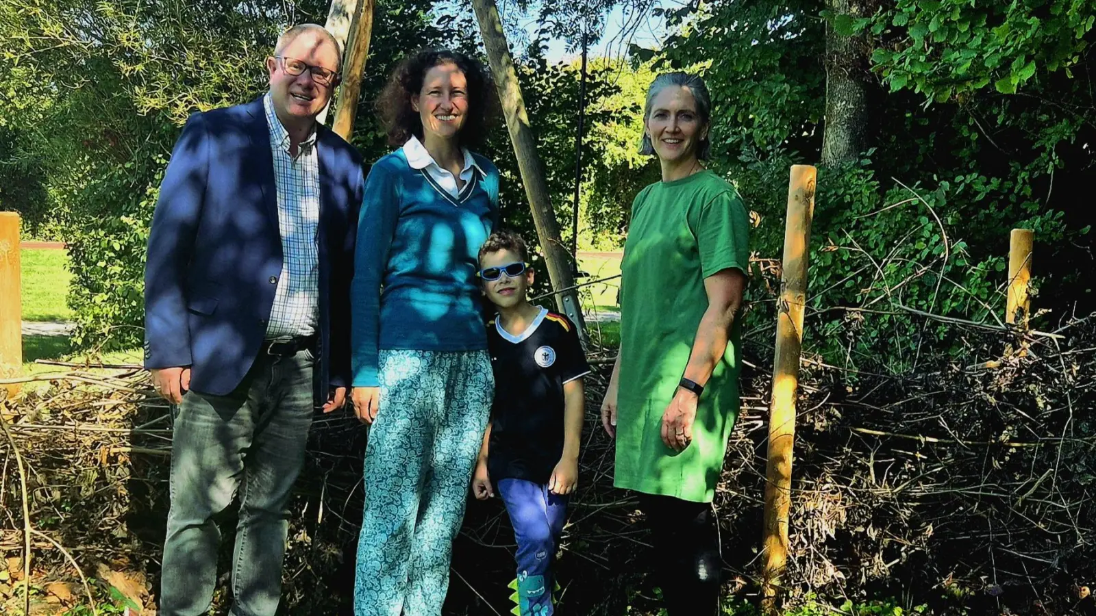 Von links: Thomas Speyerer (Stellvertretender Vorsitzender Förderverein), Margit Griesbacher (Schriftführerin Förderverein) und Michaela Schmid-Wilms (Lehrerin für Werken und Gestalten) mit einem Schüler der Grundschule vor der neu angelegten Benjes-Hecke. (Foto: Förderverein GS Moosinning)