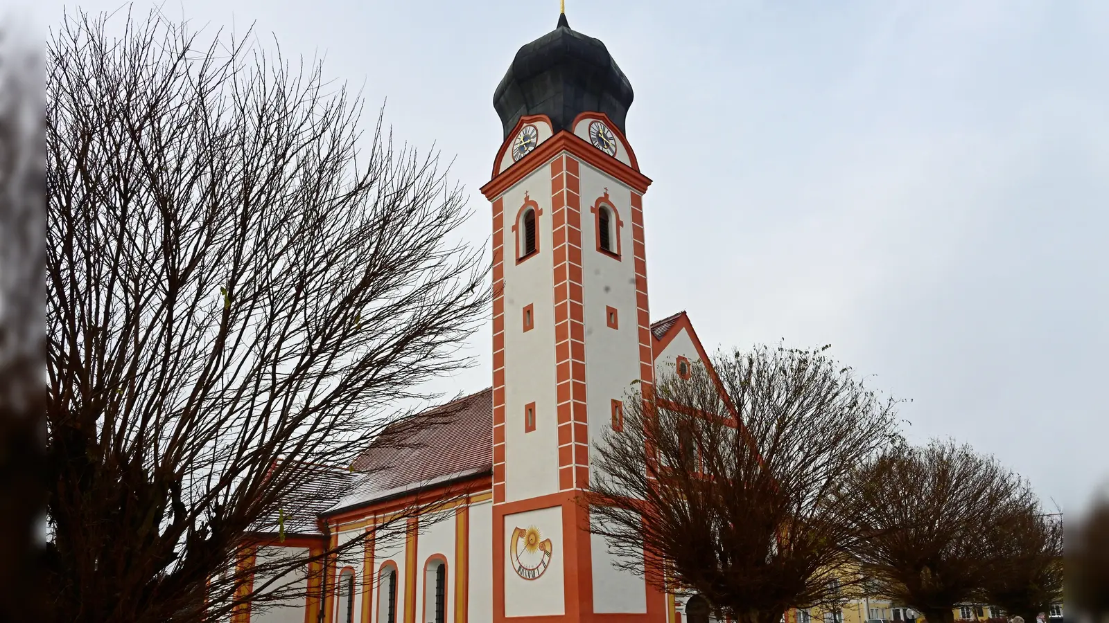 Die Nikolauskirche hat eine bewegte Geschichte. Ihre Vorgängerin stürzte 1736 wohl ein, der Langenbach könnte mit seinen Hochwässern die Ursache gewesen sein. Sie wurde neu aufgebaut. 1949 erhielt der Turm ein Kupferdach und vier neue Glocken. Die alten waren im 2. Weltkrieg eigeschmolzen worden. Jetzt ist er wieder dringend sanierungsbedürftig. (Foto: R. Lex)
