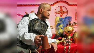 Schauspieler der Volksspielgruppe Altenerding bereichern die Erlebnis-Stadtführung von Doris Buaer, der Türmerin z'Arding. (Foto: Bauer)