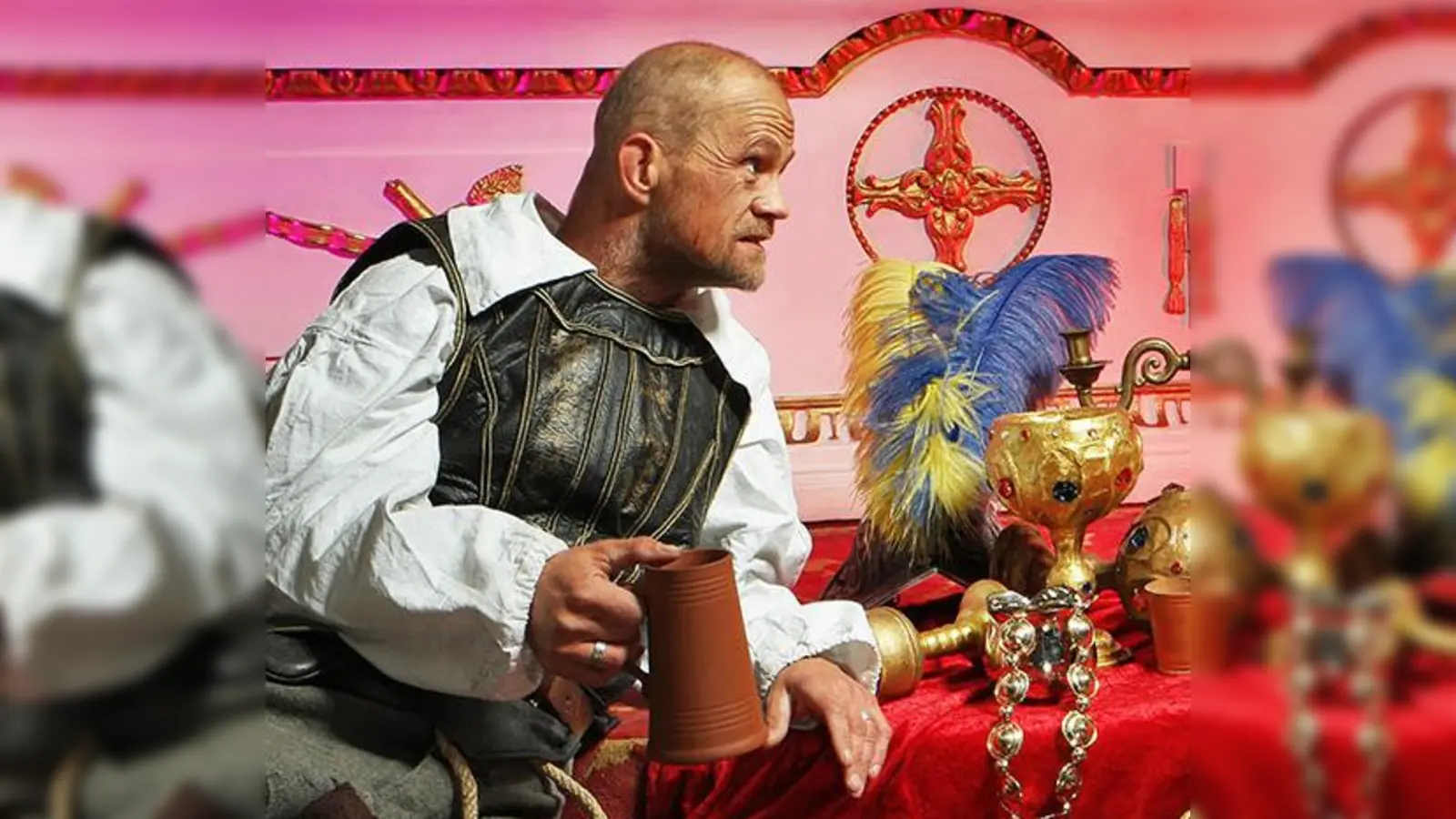 Schauspieler der Volksspielgruppe Altenerding bereichern die Erlebnis-Stadtführung von Doris Buaer, der Türmerin z'Arding. (Foto: Bauer)