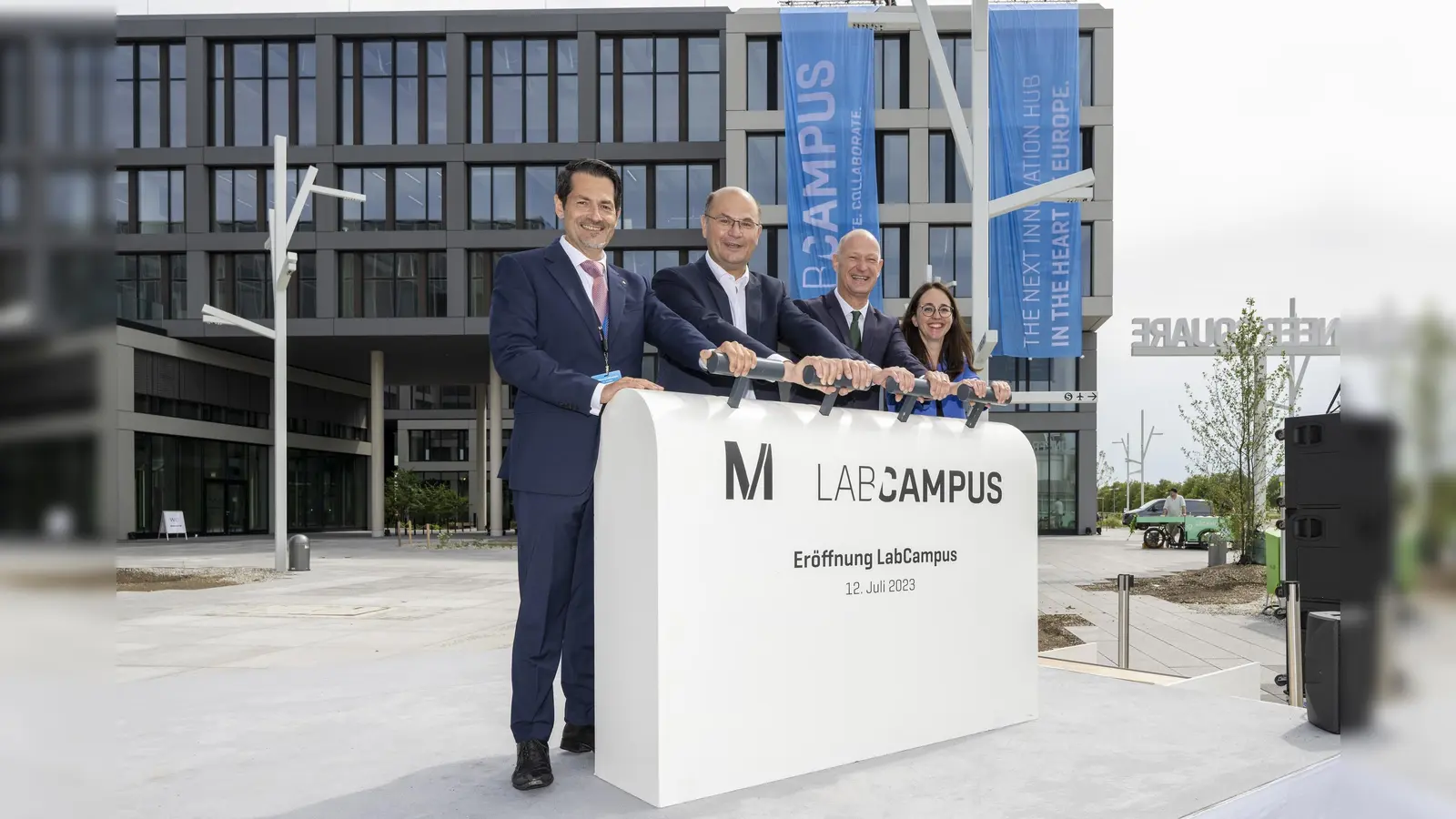 Prof. Dr. Thomas F. Hofmann Präsident TU München, Staatsminister Albert Füracker, Aufsichtsratsvorsitzender FMG, Jost Lammers, Vorsitzender der Geschäftsführung der FMG und Nathalie Leroy, Geschäftsführerin Finanzen und Infrastruktur FMG bei der feierlichen Eröffnung. (Foto: FMG Stephan Goerlich)