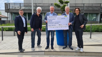 Poings Erster Bürgermeister Thomas Stark (Mitte) zusammen mit den Initiatoren des Ukraine-Benefizkonzerts. Von links nach rechts: Günter Scherzl, Thomas Schuh, Helmut Sloim und Bernd Kölmel. (Foto: Dr. Muriel Brodbeck)