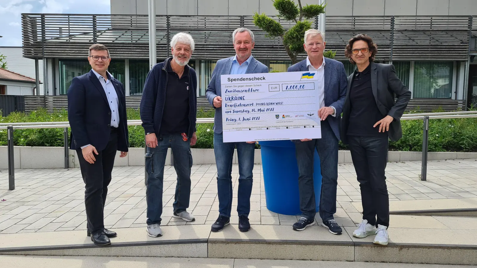 Poings Erster Bürgermeister Thomas Stark (Mitte) zusammen mit den Initiatoren des Ukraine-Benefizkonzerts. Von links nach rechts: Günter Scherzl, Thomas Schuh, Helmut Sloim und Bernd Kölmel. (Foto: Dr. Muriel Brodbeck)