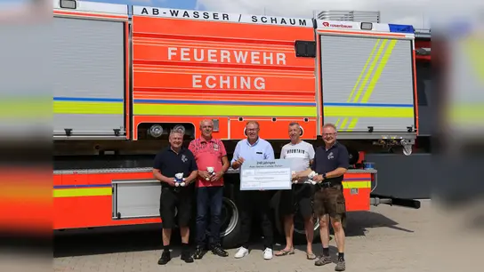 Die edlen Spender (von links): Peter Ramisch, Ludwig Vilser, Thomas Bihler (Vorsitzender Flughafenverein München), Werner Haas und Stefan Maidl. (Foto: Dagmar Zillgitt)