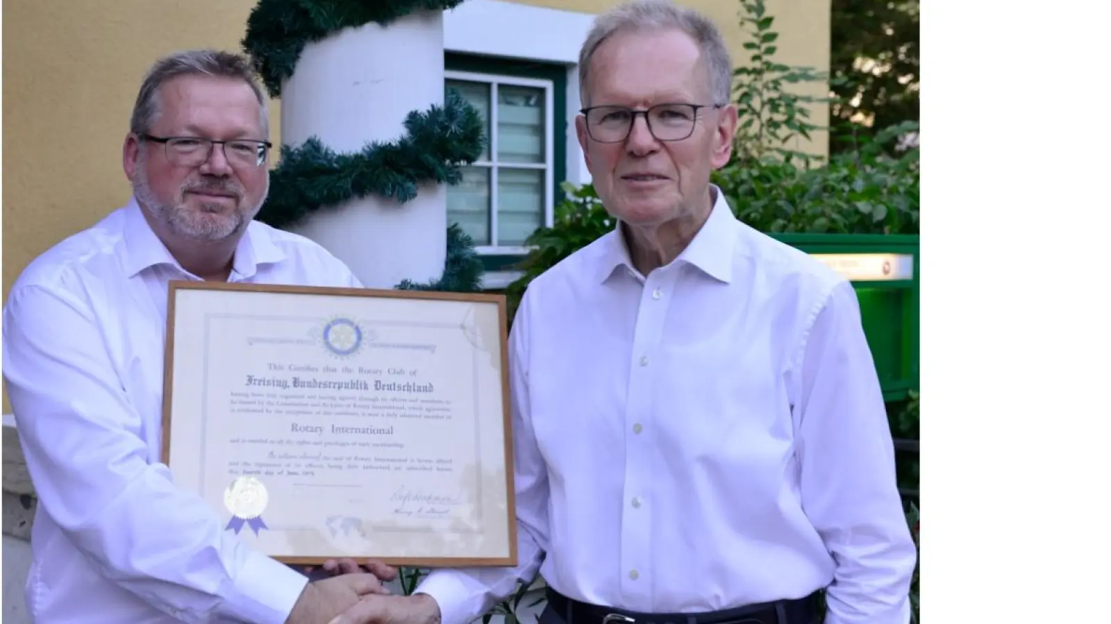Der scheidende Präsident der Rotarier Landrat a. D. Josef Hauner (re.) und der neue Präsident Martin Hartl (li.) bei der Amtsübergabe.  (Foto: Rotary)