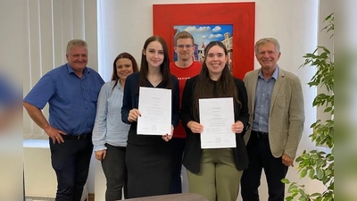 Zum Abschluss ihrer Ausbildung gratulierten zweiter Bürgermeister Georg Hadersdorfer, die Ausbildungsleiterin Stephanie Kreitmeier, der stellvertretende Geschäftsleiter Maximilian Götz, sowie Personalleiter JohannFischer. (Foto: Stadt Moosburg)