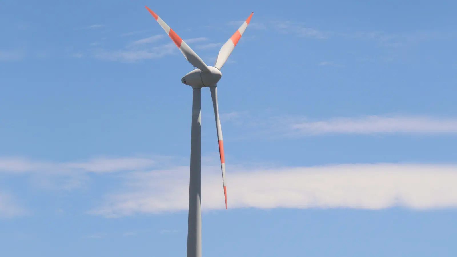 Die Windkraftanlage in Schweitenkirchen mit 1,8 Megawatt ist klein – verglichen mit dem, was bei Auerbach (Markt Wartenberg) errichtet werden soll. (Foto: kw)