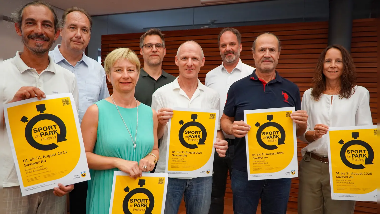 orfreude auf einen sportlichen Sommer bei den Organisatoren und Vereinspartnern von Sport im Park 2025 Sportreferent Jürgen Mieskes, Referatsleiter Karl-Heinz Wimmer, Simone Goclik (TSV Jahn), Andreas Pirkelmann (LC Freising), Günther Progl (RRBC fly&#39;n&#39;dance), OB Tobias Eschenbacher, Peter Volkert (Karate Dojo) und Sportkoordinatorin Alexandra Klein (von links). (Foto: Felix Matthey)