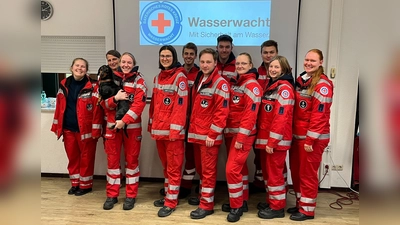 v. l.: Nina Richter, Christine Schwemmer, Cathrin Siebzehnrübl, Annika Voigt, Noah Renkl, Moritz Andre, Rico Stanglmeier, Lisa Gottwald, Elias Dönges, Antonia Ruß, Manuela Gattinger (Foto: Wasserwacht Moosburg)